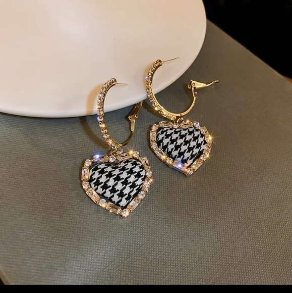 Heart Shaped Houndstooth Earrings - Picture 4 of 5